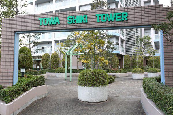 豊かな植栽とゆとりある歩道が訪れる人を迎えるゲート。