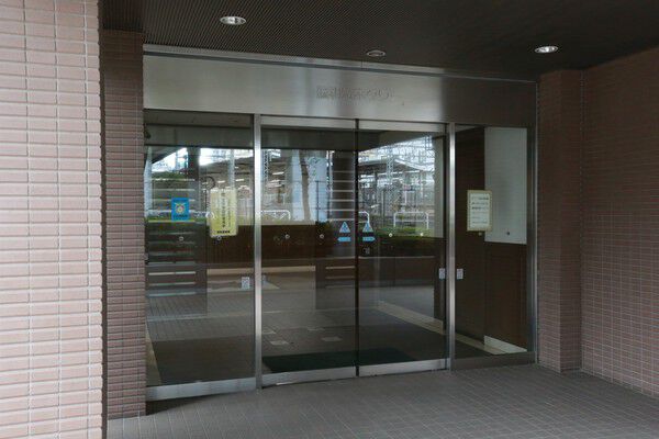 シンプルなガラスドアが住まう人の品格を謳うエントランス。 シンプルなガラスドアが住まう人の品格を謳うエントランス。