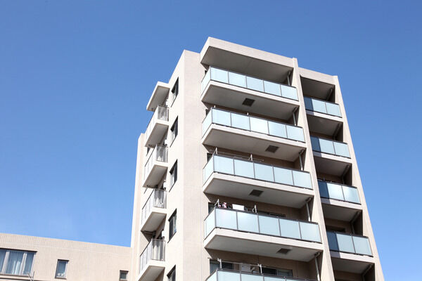 【パークホームズ志木ステーションレジデンス】8階建、総戸数27戸。落ち着いたアイボリー色のタイル貼りファザードです。		