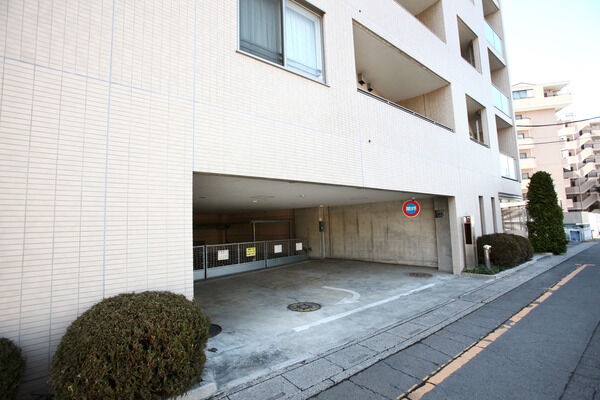 駐車場入口のアップ。機械式になっています。		