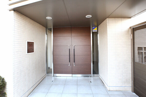 メインエントランス。ダブルオートロックを採用しセキュリティに気を配っています。