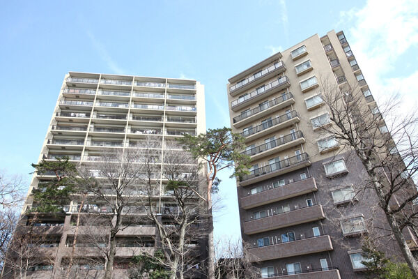 【志木ガーデンヒルズ】志木の歴史を伝える武蔵野緑地の木が残され、落ち着きある景色を作っています。		