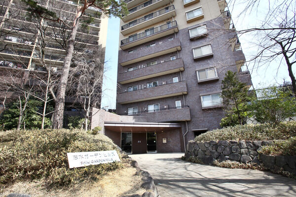 ゆるやかな坂道がエントランスへ誘導。