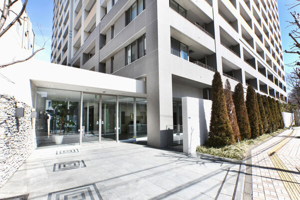 歩道からエントランスへのアプローチもスムーズ。		