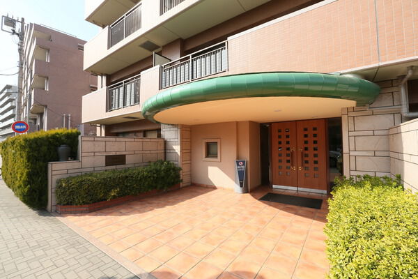 丁寧に植えられた生け垣に迎えられてエントランスへ。