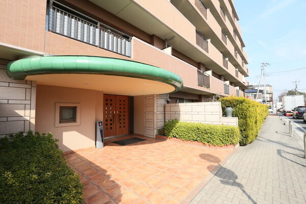 アプローチは車道ぎりぎりではなく、歩行路を隔ててゆったりと設計されています。