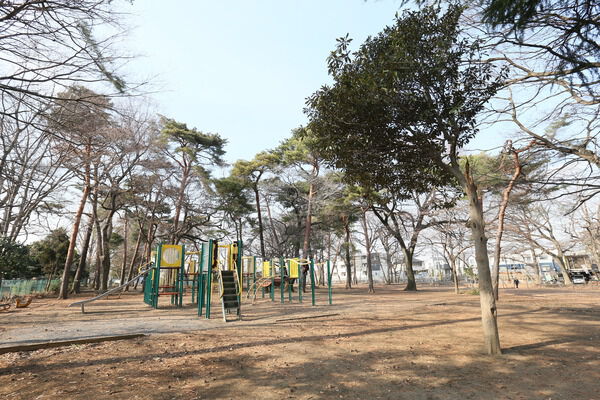 家族連れで楽しく遊べる「清瀬中央公園」は、約1,600m（徒歩20分）。