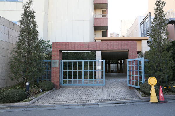 風格ある両開きの門扉が、暮らす人を夢の暮らしへ誘います。		