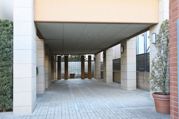 ここから壁を大理石で仕上げたエントランスホールへ。		