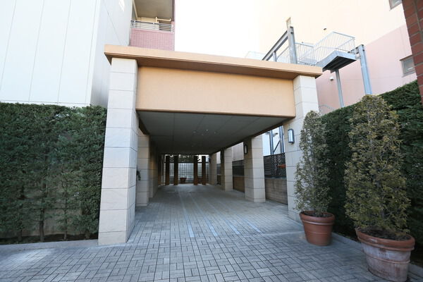 エレガントな前庭など、細部にまでラグジュアリーさを搭載しています。		