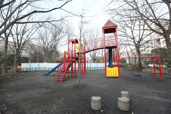 「館近隣公園」は、約1,800m（徒歩23分）。