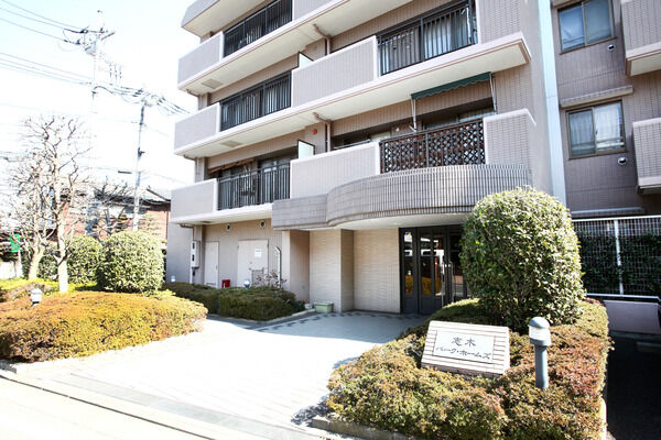 エントランスには、オートロックを設置しています。