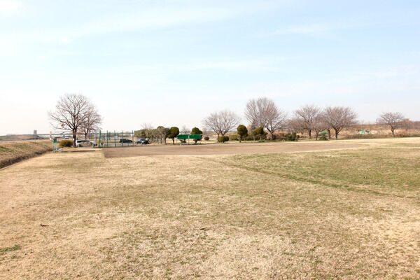 スポーツも楽しめる「秋ヶ瀬運動公園」は、約700m（徒歩9分）。