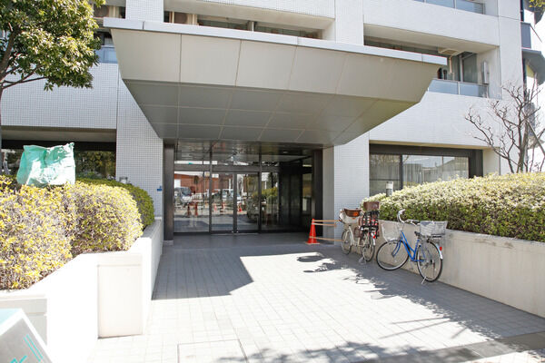 プロムナードへ伸びる西側エントランス。ショッピングや散歩を気軽に楽しみたい。 プロムナードへ伸びる西側エントランス。ショッピングや散歩を気軽に楽しみたい。