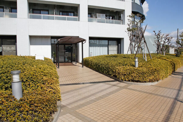 街路樹や植栽の整えられた南側エントランス。 街路樹や植栽の整えられた南側エントランス。