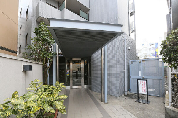 爽やかな色合いのエントランスが魅力的です。		