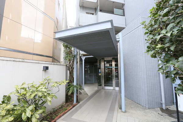 緑豊かな植裁は、訪れる人の心を和ませてくれます。		