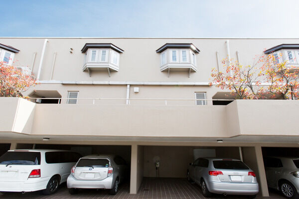 閑静な街並みに、上品に溶け込むベージュの落ち着いた外観。