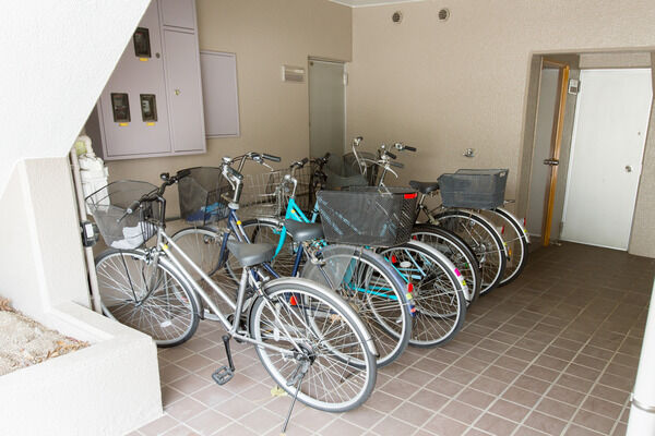 自転車駐輪場は、敷地内に配備されています。