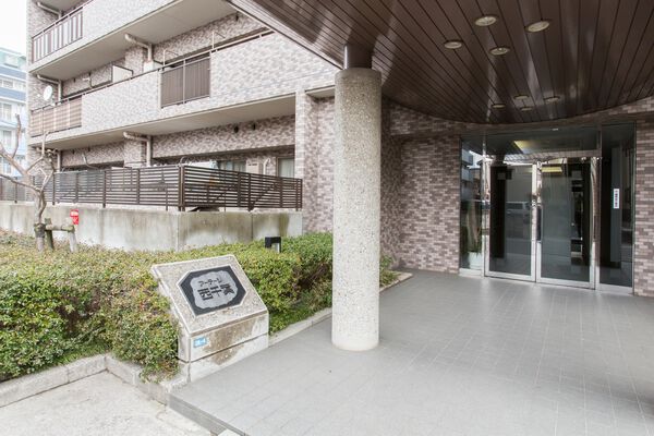 アプローチを抜けると、オートロックが配備されたエントランスへと続きます。