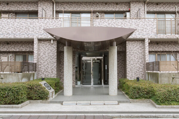 エレベーターホールを住戸から分離。プライバシー重視の最新設計。