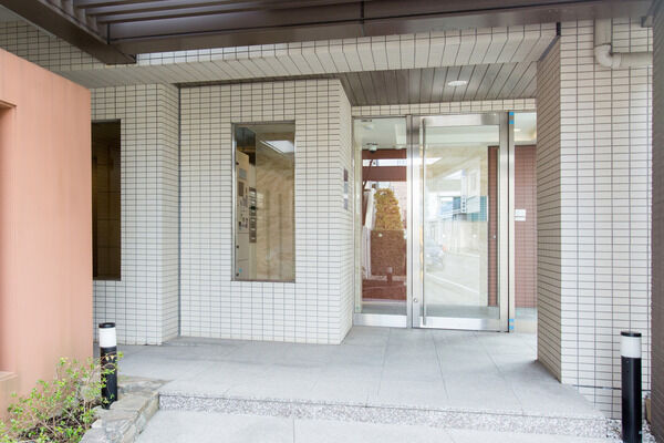 エントランス内には、ダブルオートロックシステムと宅配ロッカーを設置。