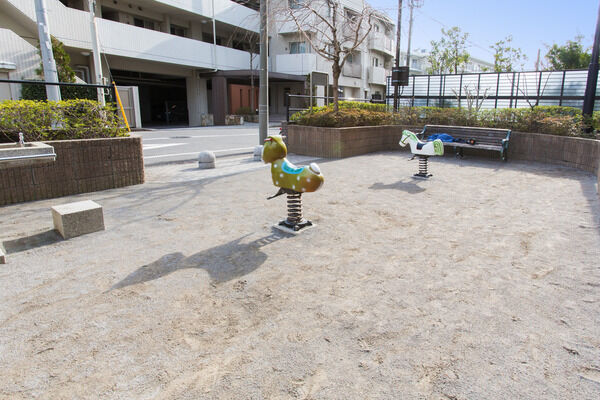 周辺には、大小の公園が点在し、豊かな緑にふれることができます。