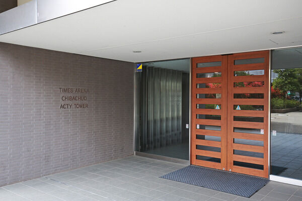 ガラス張りのエントランスに温もりを与える木調ドアが、訪れる人を暖かくお迎え。