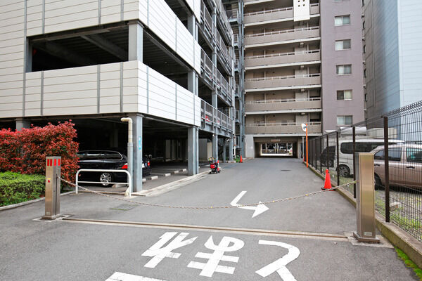 206台収容の自走式駐車場。他に182台収容の機械式駐車場を設置。