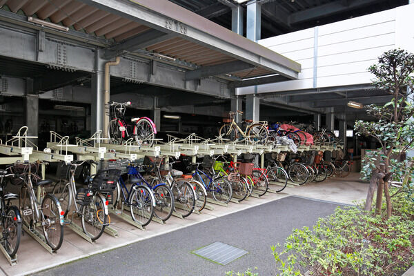 780台分の駐輪スペースと、33台分のバイク置き場。