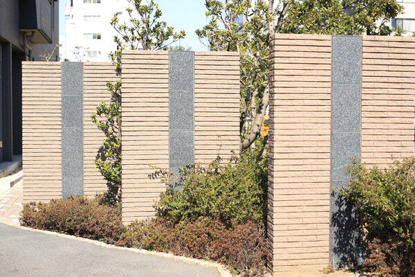 自動車用アプローチのサイドを優雅に演出するデザインウォール。