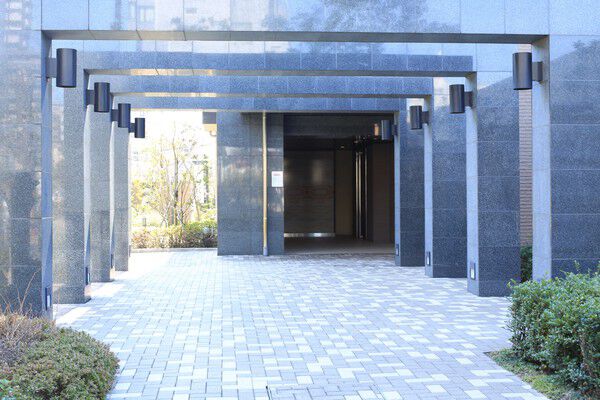 自然石のゲートブリッジがラグジュアリー空間へと誘う歩行者用のアプローチ。