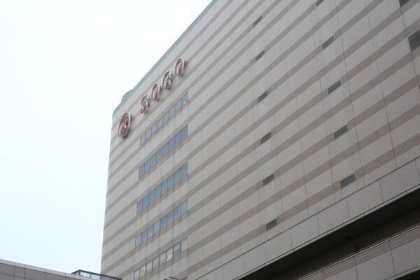 駅前の発信地「そごう 千葉店」まで約740m（徒歩10分）。