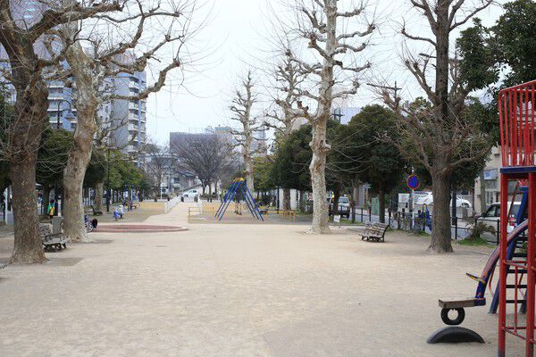 散歩に便利な「新宿緑道」まで約400m（徒歩5分）。