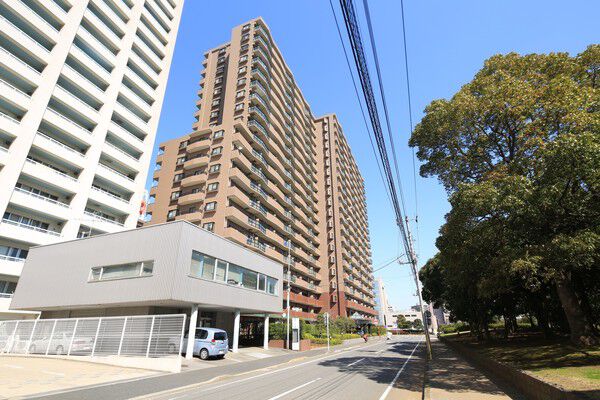 建物南西側。駅前にありながら、パークサイドにふさわしい静かな環境。