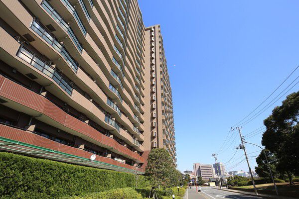 マンションの前は見通しがよく、防犯にも配慮がなされています。