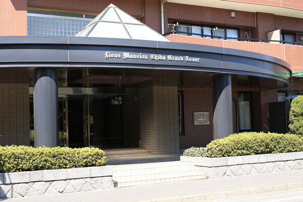 屋根のトップライトから明るい日差しが降り注ぐエントランスには車寄せも設置。