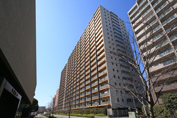 【ブラウシア】太陽のオレンジ、海のブルー、木々のブルーが交じり合うファサードデザイン。