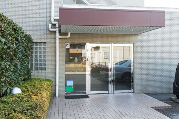 シンプルなエントランスには、オートロックシステムが配備されています。		