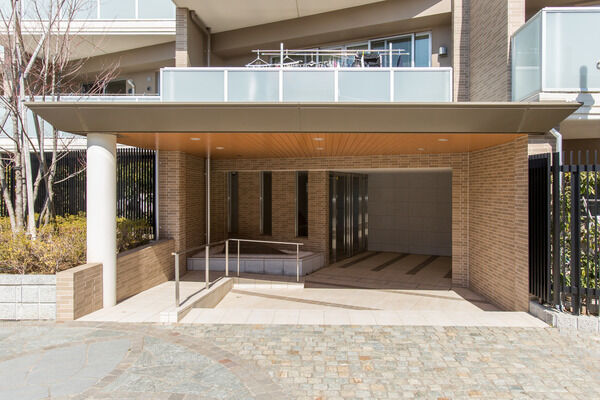 エントランスはオートロック。防犯、防災に24時間対応した安心のセキュリティ。