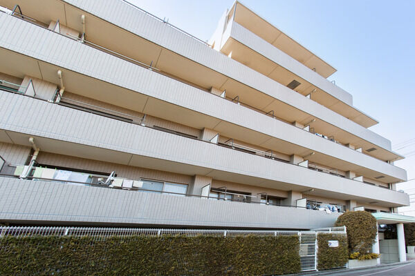 【幕張パークホームズ】1階の住居者の方のプライバシーを考慮した作りになっています。