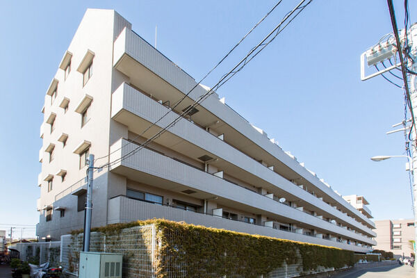 【幕張パークホームズ】幕張新都心から離れ、閑静な幕張の街並みに調和する佇まい。
