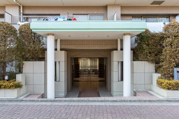 磁器タイル張りのエントランスは、重厚感が漂う、雰囲気を醸し出しています。