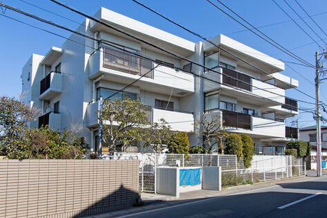 オフホワイトのタイルに彩られた美しい外観。 オフホワイトのタイルに彩られた美しい外観。