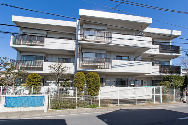 【朝日ヶ丘パークホームズ】磁器タイルに彩られた格調の高い低層フォルムです。