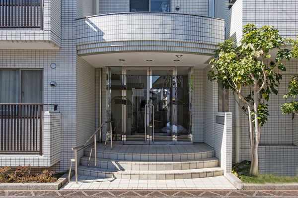 端正でしかも重厚感があり、瀟洒な雰囲気を醸しています。 端正でしかも重厚感があり、瀟洒な雰囲気を醸しています。