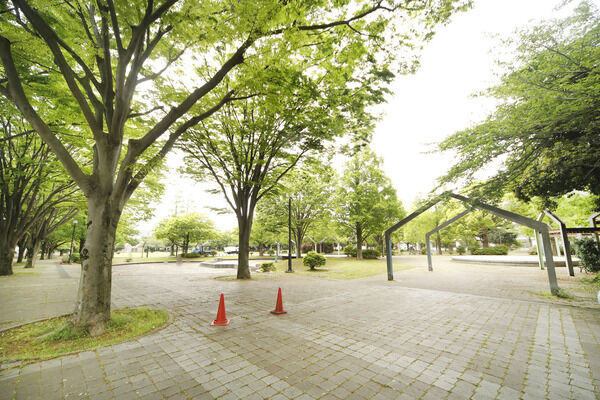 穴川中央公園 現地より約120m 穴川中央公園 現地より約120m