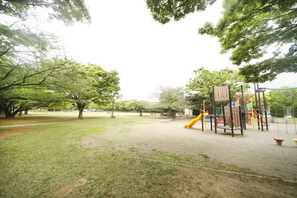 穴川中央公園 現地より約120m 穴川中央公園 現地より約120m