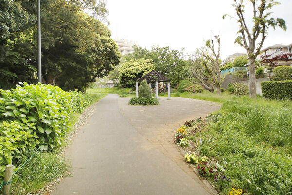 小園公園 現地より約200m 小園公園 現地より約200m