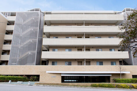 歴史ある街並みに相応しい京風建築の伝統美と割肌タイルの壁が調和された外観。